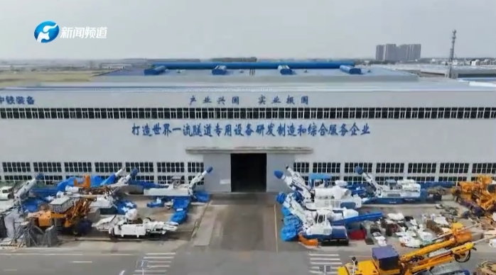 【起飛吧 河南】國內(nèi)首臺套超強(qiáng)爬坡液壓運(yùn)輸車在新鄉(xiāng)下線