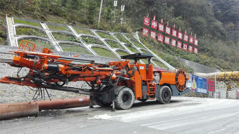 中鐵工程裝備三臂鑿巖臺(tái)車(chē)順利抵達(dá)黔張常鐵路武陵山隧道
